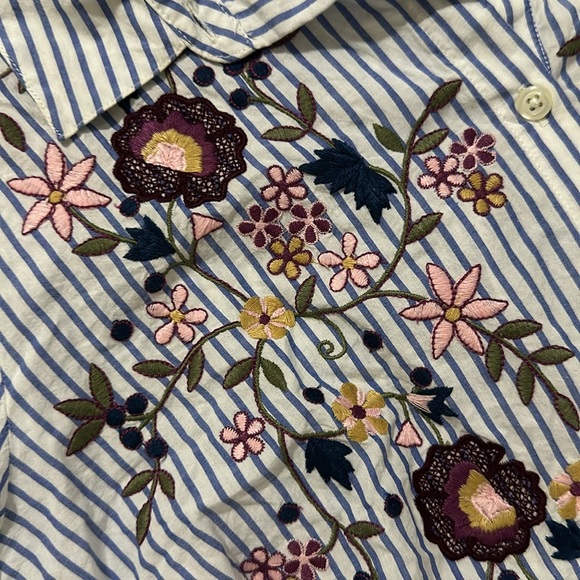 Croft and barrow blue striped embroidered floral button down shirt size 1x - Picture 4 of 6